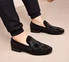 Mode im europäischen Stil, lässig, formell, für schwarze Strass-Männer aus echtem Leder, Hochzeitsschuhe, goldfarbene metallische Herren-Loafer mit Nieten