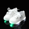 Nuove scarpe LED 2018 per bambini Primavera / Autunno da corsa stringate per bambini sneakers di alta qualità incandescente moda neonata ragazzi scarpe