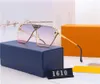 I nuovi occhiali da sole di tendenza moda uomo e donna dell'anno 2020 sono occhiali da sole squadrati personalizzati