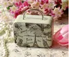 1Pc 7.5*5.5*3.5cm Europe Style Vintage valise forme bonbons boîte de rangement mariage faveur étain boîte articles divers organisateur Container1