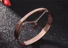 Bracciale alla moda in oro rosa a doppio strato con ciondolo d'amore in acciaio al titanio, bracciale classico da donna 039, che non sbiadisce il colore 19812336940352