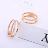 Dedo índice de anillo de dama de oro rosa de acero inoxidable de alta calidad Hollow out micro-inserto de doble capa taladro boda anillo de mujer ancho 5.6MM