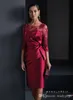 Koyu Kırmızı Kısa Kılıf Gelin Elbiselerinin Annesi Saten Dantel Aplike Diz Uzunluğu Düğün Konuk Elbisesi 3/4 Kollu Resmi Gece Elbise 2024