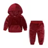 Set di abbigliamento per bambini Aumtumn girls Abito in velluto dorato stampa di lettere per bambini maniche lunghe top con cappuccio + pantaloni sport 2 pezzi / set set di abiti M173