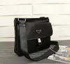 P 0269La matière en nylon se sent bien dans la main Sacs Postman pochette sac à bandoulière Mode femme ou homme242I