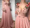 2023 Blush Pink Pearls Prom Robe formelle avec manches longues col en V Fleurs 3D Appliques Glitter Tulle A-ligne Robes de soirée Ar172I