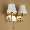 Lampor moderna sovrum sovsida vägglampor Vit Stried Glass Golden Base Corridor Wall Lamp Fixtures Mirror Front Wall Sconces