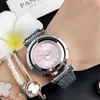 Marque de mode Regardez les filles de la femme Crystal Rotating Stryme Metal Steel Band Quartz Wrist Watch P67292M