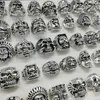 Nyaste Punk Style 20pcs / Lot Silver Skull Band Ringar Mix Skelett Stora Storlekar Mäns Kvinnor Metall Smycken Gåvor