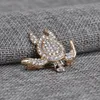 Nova Chegue Cute Ouro Cor Mar Tartaruga Mar Brooches para Mulheres Meninas Adorável Animal Cristal Lapela Esmalte Pin Broche Femme Rhinestone