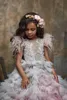 2021 Linda flor de niña vestidos de joya cuello apliqueado abalorios pluma niña bata vestido en cascada volante trenes de sweep a encargo vestido de cumpleaños hecho a medida
