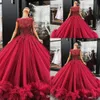 Les nouvelles robes de soirée portent des applications en dentelle en dentelle rouge foncé arabe