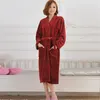 Femmes Hommes Flanelle Robe De Bain Vêtements De Nuit 2018 Automne Hiver Solide En Peluche Couple Peignoir Épais Chaud Femme Robe Dropshipping