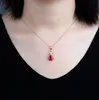 Weiße Kupfer-Roségold-plattierte Halskette mit Imitation eines natürlichen roten Turmalin-farbigen Edelsteins mit Wunschflaschen-Anhänger und Zirkon-Halskette für weibliches Schlüsselbein