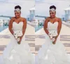 2020 Billiga African Plus Size Mermaid Bröllopsklänningar Sweetheart Crystal Beaded Ärmlös Organza Ruffles Tiered Custom Formal Bridal Gowns