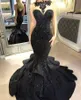 Czarna syrenka Prom Sukienki wieczorne 2019 Sexy Illusion Neck Cearów Zastosowane kaskadowe potrząsane dworysowe sukienki na imprezę