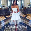 Simple White Cocktail Graduation Sukienki Linia Bez Ramiączek Długość Kolana Satyna i Tiul Krótki Prom Nosić Custom Made Homecoming Dresses GD7812