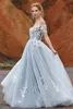 Abiti da sposa a trapezio blu ghiaccio e avorio con spalle scoperte Pizzo a cuore Tulle Sweep Train Abiti da sposa all'aperto informali bohémien colorati