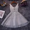 Billiga Junior Bridesmaid Dresses V Neck Tulle Lace Korta Homecoming Dresses Maid of Honor Dresses Vestido de Festa med spetsar upp CPS341