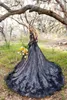 moderna gotiska bröllopsklänningar