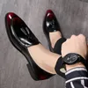 El yapımı Lüks Yüksek Sınıf İngiliz Tarzı Erkekler Püskül Deri Ayakkabı Kırmızı Siyah Loafer'larda Kayma Peans Ayakkabı Outsole Nefes