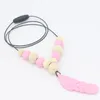 Giocattolo per la dentizione del bambino Silicone + addestramento in legno Collana per massaggiagengive per bambini Collana con pendente in piuma Giocattolo da masticare Regali Perline Clip per ciuccio