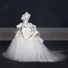 2020 Gorgeous V-Neck Satin Bröllopsklänningar Unika Ruffles Ruched Eleganta Bridal Gowns Backless Ball Gown Bröllopsklänningar med Court Train