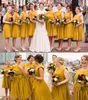 2020 Ny ankomstgula brudtärna klänningar Chiffon Juvel Neck Sashes Sommarstrand Kort ruffle för bröllop Gästklänning Maid of Honor Gowns