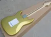 Factory Wholesale Gold Electric Guitar with Reversed Headstock, White Pickguard,Maple Fretboard, Gold Hardware,Pode ser personalizado