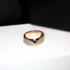 2019 NY LUXURY GOLD COLOR V Brev Ringar för kvinnor Högkvalitativ Gorgeous Cubic Zirconia Ring Party Wedding Ring Anillos Mujer Y19052301