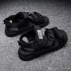 最新のヨーロッパのブランドデザイナーサンダルマン夏サンダルブラックホワイトブルー滑り止めクイック乾燥屋外スリッパ柔らかい水靴