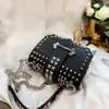 Mulheres Moda Bolsas de ombro Fanny Small Rivet Bag Woc elegante bolsa de ombro casual Crossbody Bag para feminino185s