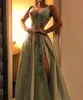 2019 Billiga Olive Green Aftonklänning Sexig Dubai Deep V Neck Split Holiday Women Wear Formal Party Prom Gown Custom Made Plus Size