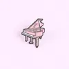 Pink Piano Enamel Pins Elegante Jogando Agradável Música Broches Dos Desenhos Animados Lapela Pin Badge Roupas Mochila Jóias Piano Lover Presente