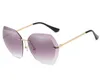 Fashion Cut Edge Solglasögon Unisex Designer FrameLess Metal Sun Glasögon Big No Frame Trendy Glasögon 8 Färger Partihandel