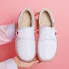 Enfermera zapatos de invierno de las mujeres más el terciopelo de Corea del estilo versátil Harajuku Velcro calza los zapatos planos blancos trabajo en el hospital de las mujeres blancas