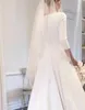 2019 Modest satin bröllopsklänningar Meghan Markle Style Bateau Neck 3/4 Ärmar Ruched Covered Knappar Tillbaka Trädgård Bröllop Gown Court Train