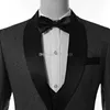 Nouveau Design Novel Un Bouton Noir Gaufrage Mariée De Mariage Tuxedos Shawl Lapel Groomsmen Hommes Costumes De Bal Blazer (Veste + Pantalon + Gilet + Cravate) 335