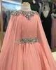 Rosa Chiffon Pageant Klänningar för Tonåringar 2020 med Cape Beading Rhinestones Lång PageAnt klänningar för små tjejer Zipper Back Formal Party Rosie