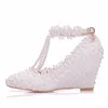 Puntige teen wedge hak schoenen 8 cm wiggen trouwjurk hakken met t-riemen elegante witte kant bruidsmeisje schoenen ceremonie pomp