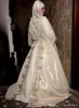 2020 Bescheiden Arabische Moslim Trouwjurken met lange mouwen Hoge nek Gouden borduurwerk kralen luxe bruids baljurk met mantel
