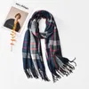 Partihandel-Ny Cashmere Button Kvinnors Cape Shawl Dual-Använd tjock Fringed Plaid Scarf Kvinnors Bib på hösten och vintern