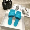 تصميم جديد 2020 المرأة الصيف شقق أحذية المعينات ديكور خارج شاطئ النعال أحذية جلدية صنادل نساء بيربل Zapatos