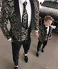 Modne trzy kawałki Drukuj Paisley męskie Prom Garnitury Slim Fit One Button Black Shawl Lapel Wedding Party Tuxedos Ojciec i Son Suit