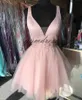 Pink Homecoming Sukienki 2019 Głębokie V Neck Krótkie Prom Dress Koktajl Skalowanie Krótki Tulle Okręg Gown Mini Party Middles East Dubaj