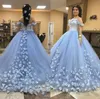 Ljusblå quinceanera klänningar 3d blommig applique tulle av axeln blommor boll klänning söt 15 16 prinsessan formell slitage skräddarsydda