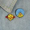 Alfileres de esmalte de pizza de queso de dibujos animados, broches de insignias redondas de planeta OVNI misterioso para mujer, sombrero, ropa, pin de solapa, regalos de joyería de moda para alimentos