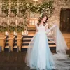 2020 Abiti da sposa in tulle blu di pizzo bianco Cap Sleeve Sheer Neck Abito da sposa V Backless Abito da sposa rustico Bohemian Court Train We301S