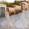 Vintage 2020 Berta Mermaid Bröllopsklänningar V Neck Lace Bridal Gowns Sweep Train Backless Princess Beach Bröllopsklänning Plus Storlek