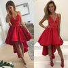 Seksi Kırmızı Hi-Lo Mezuniyet Elbiseleri V Boyun Backless Spagetti Kayışı Dantel Saten Örgün Parti Abiye Kolsuz